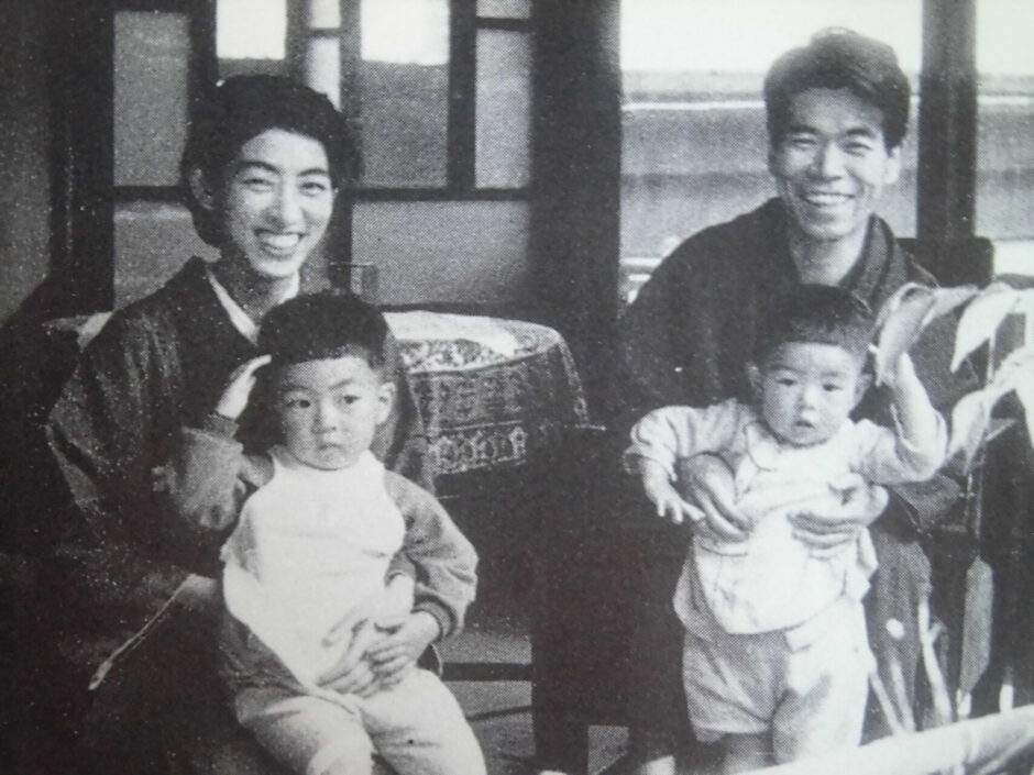 1941年、次男を抱く作家・吉川英治の肖像