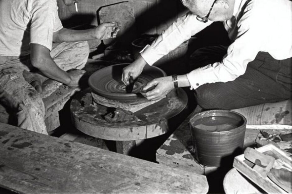 陶房でろくろを回し作陶する北大路魯山人（1952年、撮影：イサム・ノグチ）