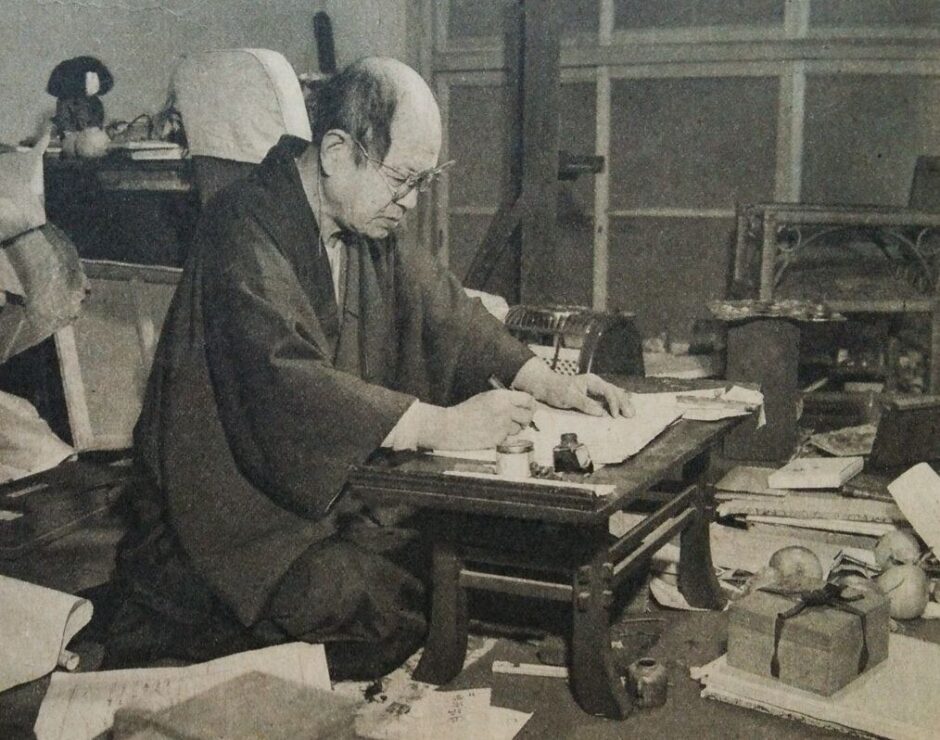 1953年、机に向かって執筆する武者小路実篤本人