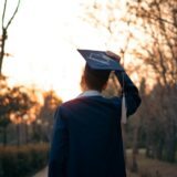 卒業を迎え、新しい道へ進む旅立ちをイメージした人物の後ろ姿