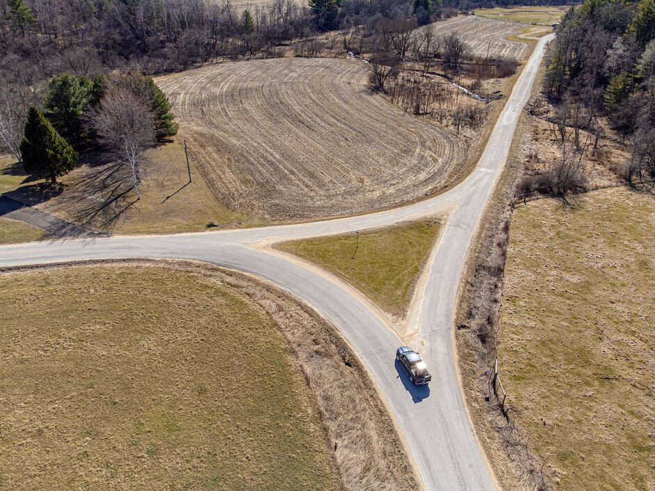 道路の分岐を上空から見た写真
