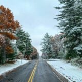 紅葉と雪景色が同時に見える道路。変化の名言集のイメージ