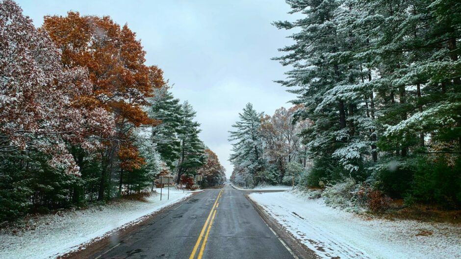 紅葉と雪景色が同時に見える道路。変化の名言集のイメージ