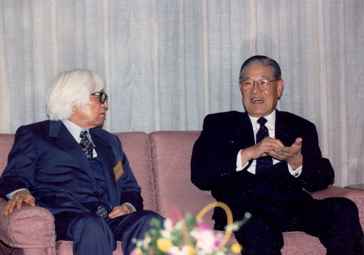 1993年、李登輝との対談で写真左に写る司馬遼太郎