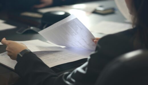 確証バイアスとは？思い込みを強める仕組みと、判断を見直す方法