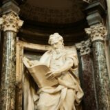 書物を読む人物の大理石像