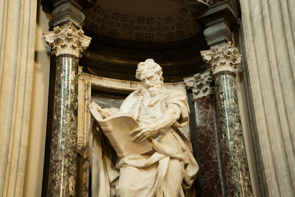書物を読む人物の大理石像