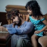 机で一緒に学びながら子どもの様子を見守る親子