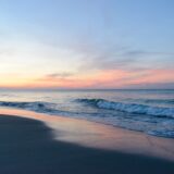 失恋のあとに自分の生活へ戻る時間をイメージした静かな海の朝日