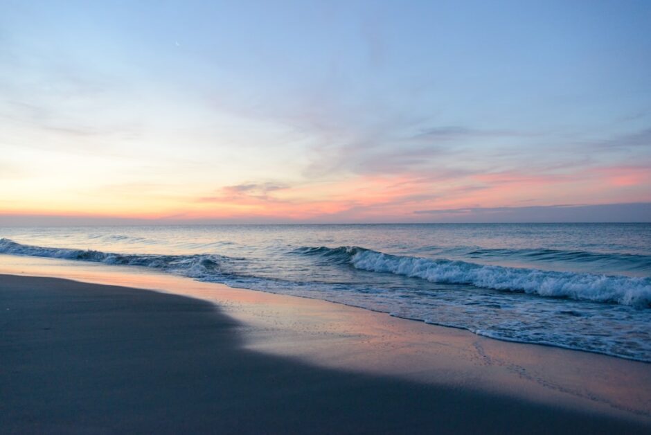 失恋のあとに自分の生活へ戻る時間をイメージした静かな海の朝日
