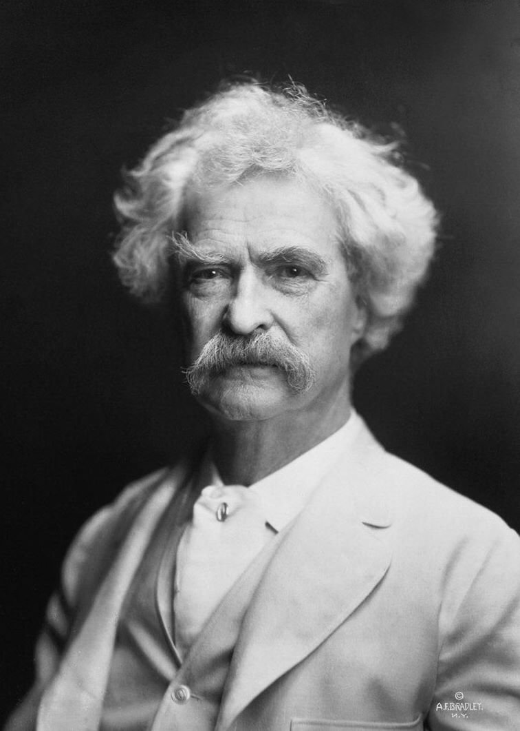 1907年にA・F・ブラッドリーが撮影したマーク・トウェインの肖像