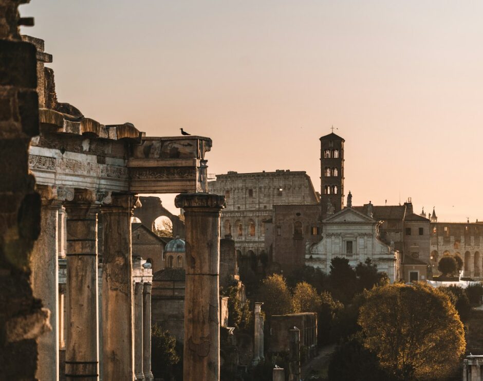ローマの遺跡と空を写した風景