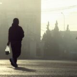 かすんだ街を一人で歩く人。自分の歩幅を取り戻すイメージ