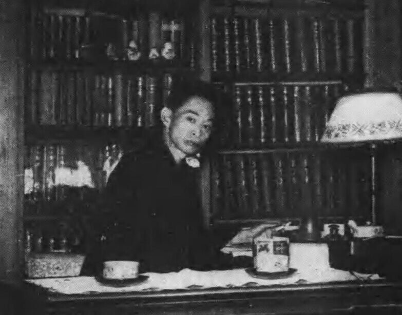 書斎に座る川端康成本人の横長肖像