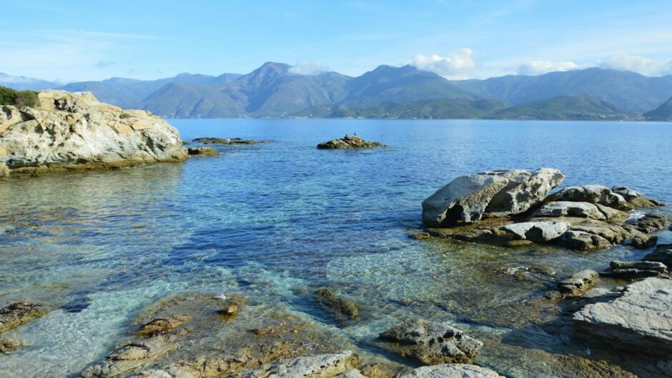 青い海に面したコルシカ島の岩礁海岸