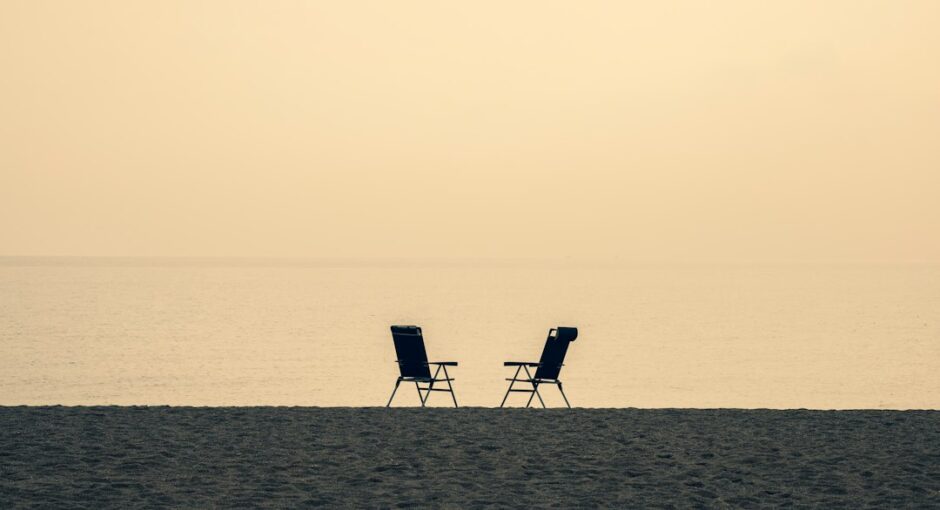 海辺で向かい合うように並ぶ二脚の椅子