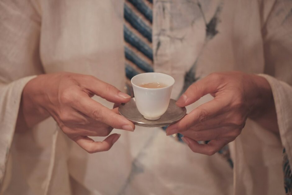 白い茶器を置いた卓上。人を迎える礼儀と心配りを表現した写真