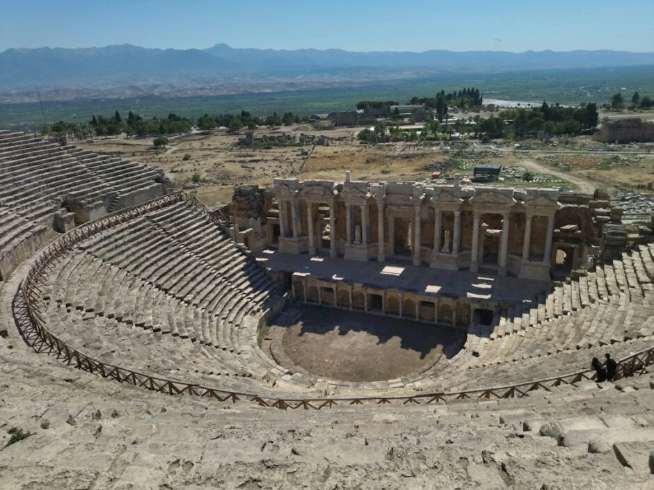 現在のトルコに残るヒエラポリスの古代遺跡