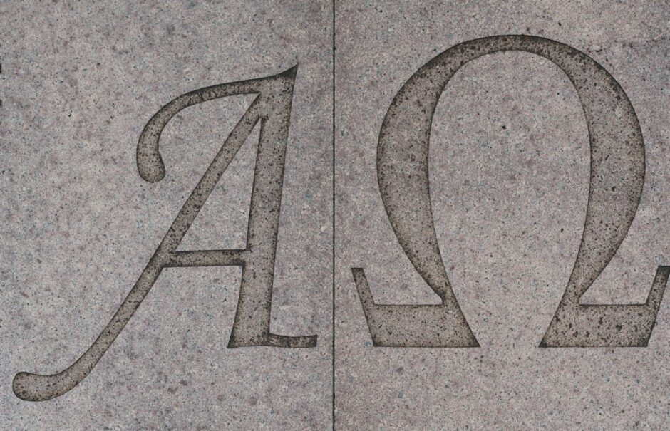 石壁に刻まれたアルファとオメガのギリシア文字