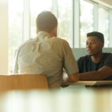 向き合って会話する二人。互いの言葉に耳を傾ける聞く力を表す写真