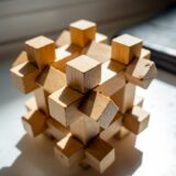 五つの基本推論の組み合わせを象徴する木製パズル
