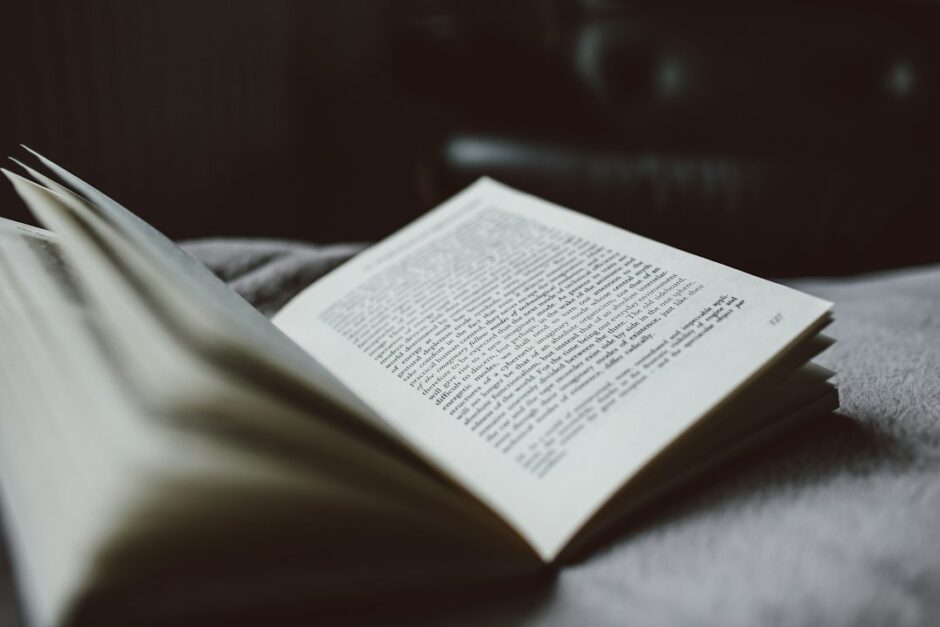 開いた本と照明のある静かな読書机